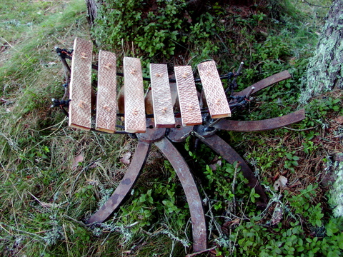 araignée géante décoration jardin art brut instrument de musique ludique thérapeutique hortitérapie